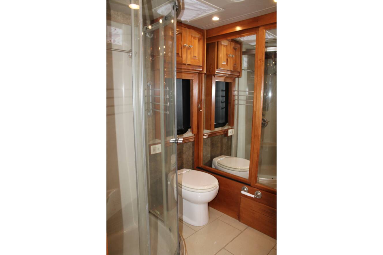 A photo of this 2015 Tiffin Motorhomes PHAETON 40 QBH