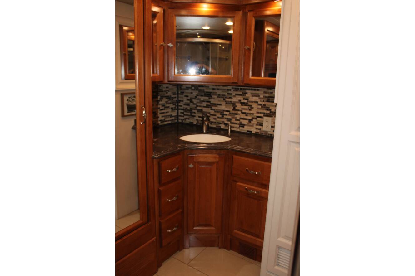A photo of this 2015 Tiffin Motorhomes PHAETON 40 QBH
