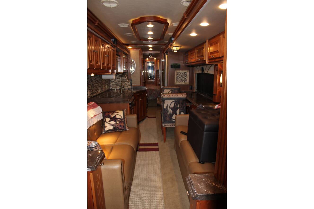 A photo of this 2015 Tiffin Motorhomes PHAETON 40 QBH