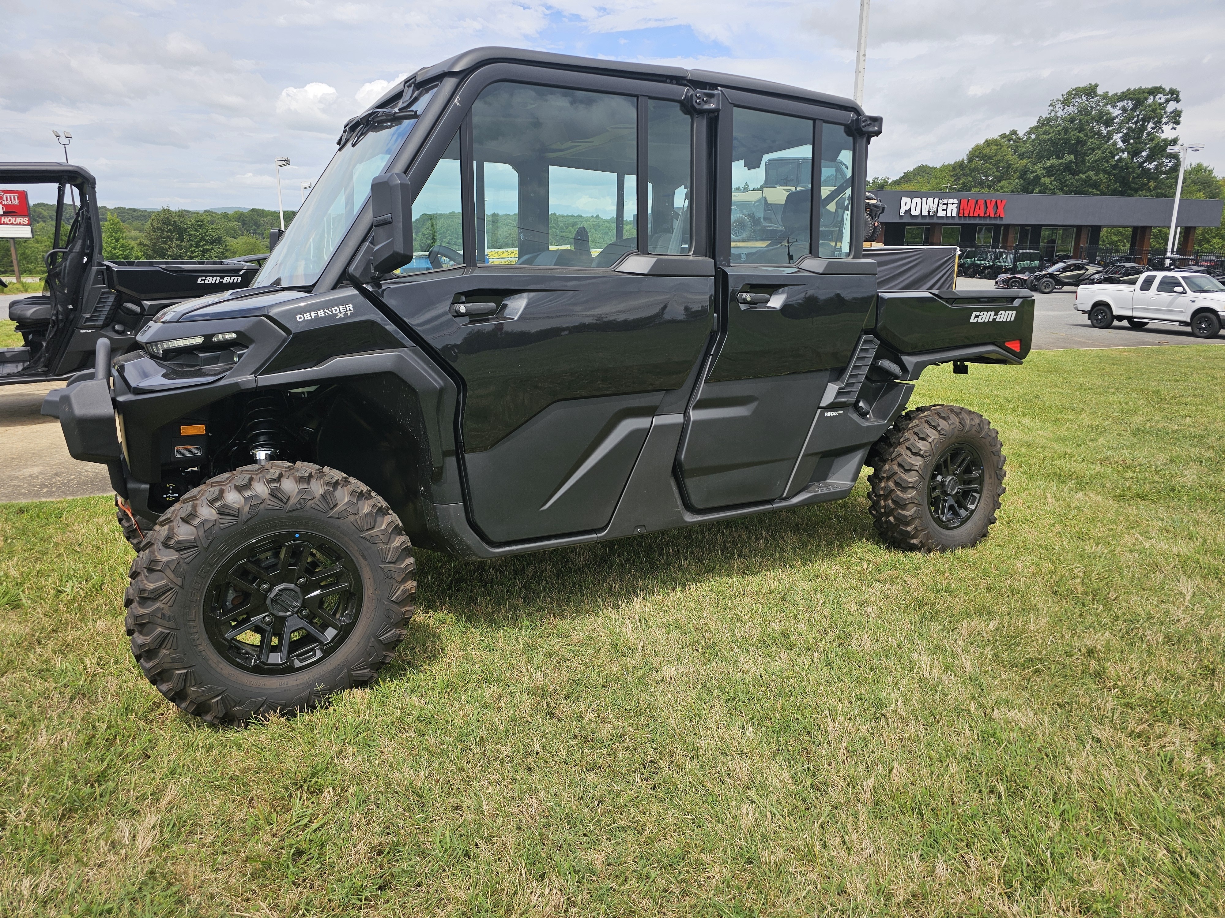 2026 Can-Am Defender MAX XT CAB HD11 in taylorsville NC