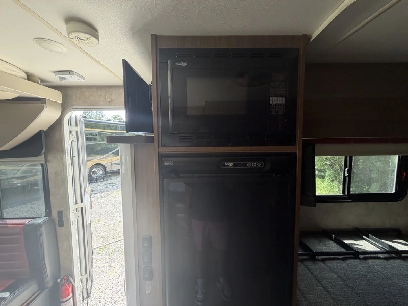 2017 WINNEBAGO TREND 23L