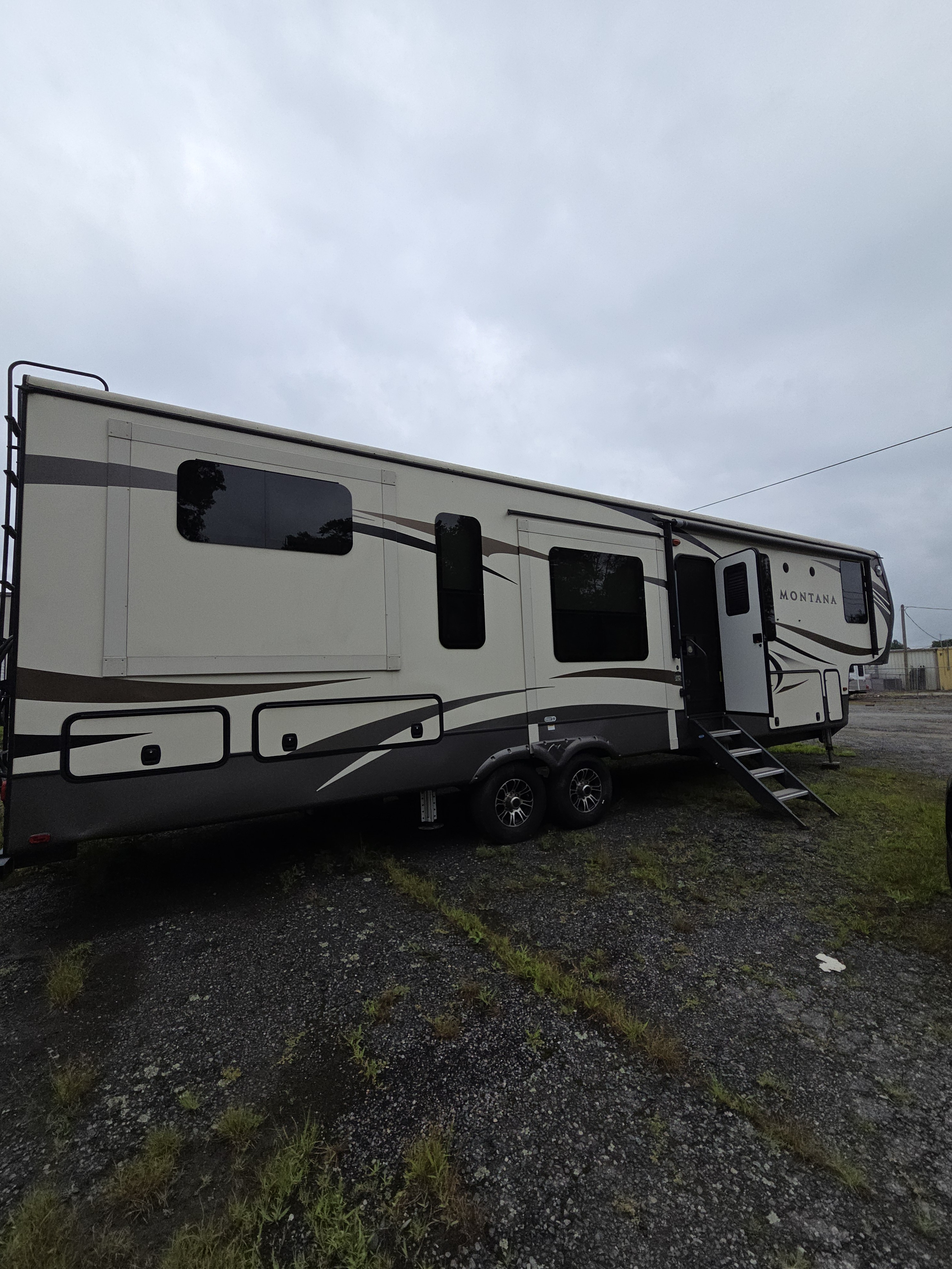 2017 Keystone MONTANA 3790RD in plainfield CT