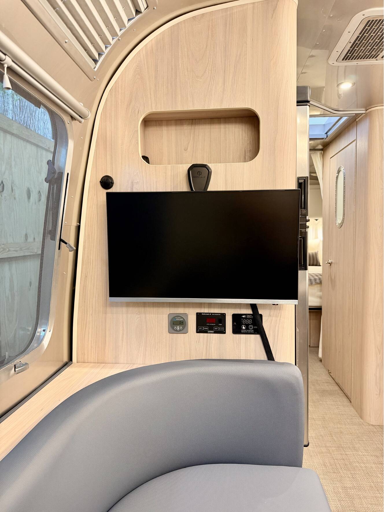 A photo of this 2025 Airstream GLOBETROTTER 27FBQ
