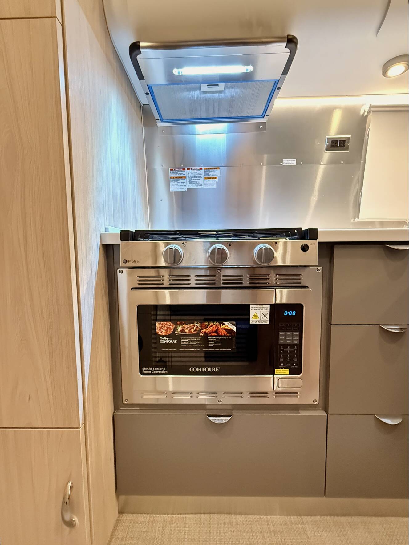 A photo of this 2025 Airstream GLOBETROTTER 27FBQ