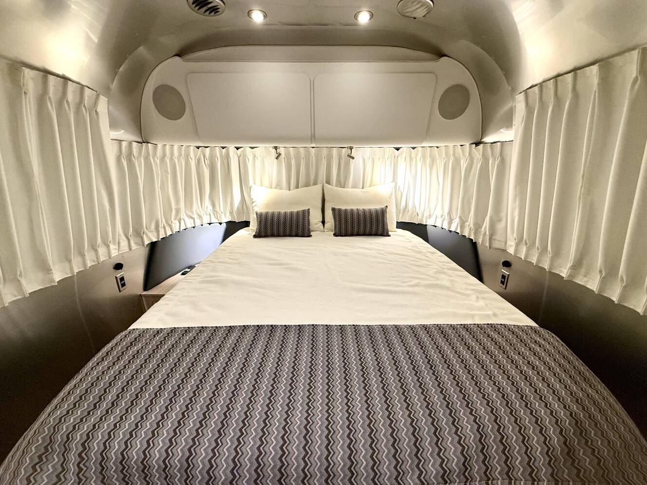 A photo of this 2025 Airstream GLOBETROTTER 27FBQ