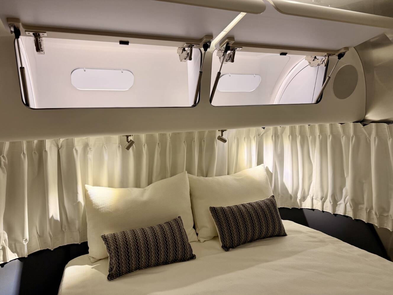 A photo of this 2025 Airstream GLOBETROTTER 27FBQ