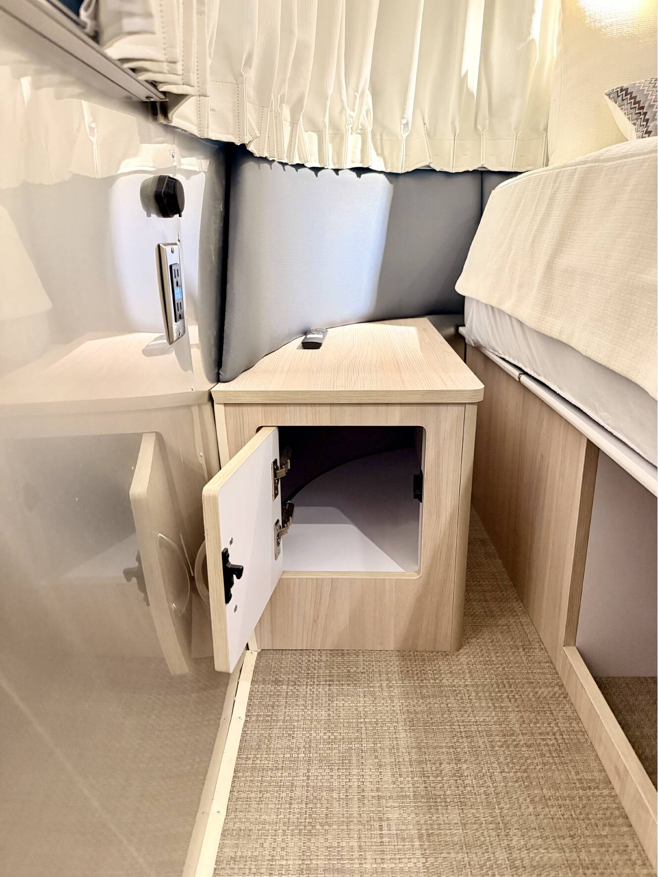 A photo of this 2025 Airstream GLOBETROTTER 27FBQ