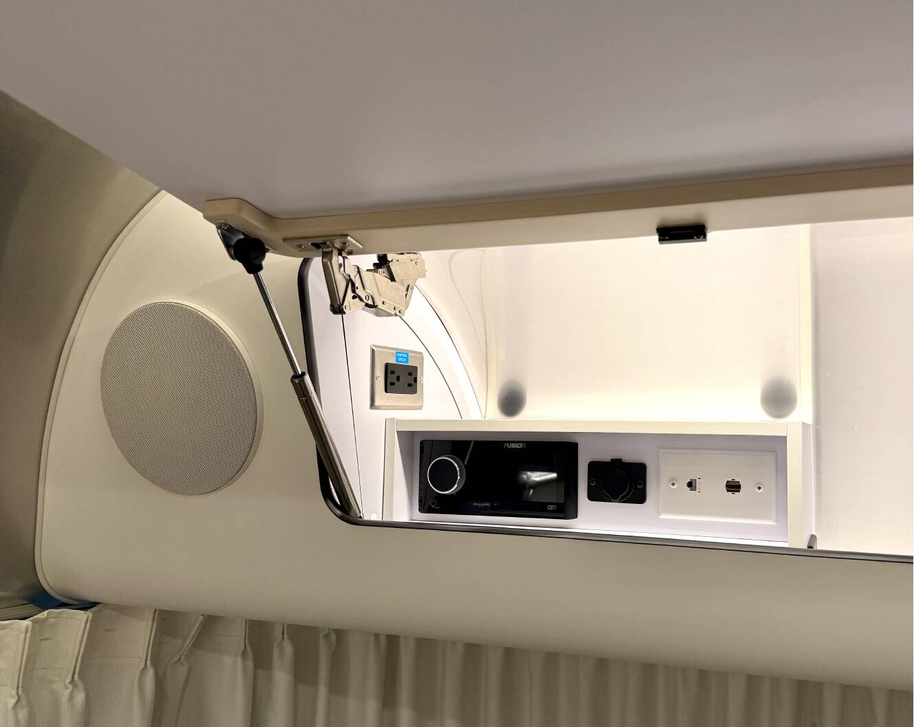 A photo of this 2025 Airstream GLOBETROTTER 27FBQ