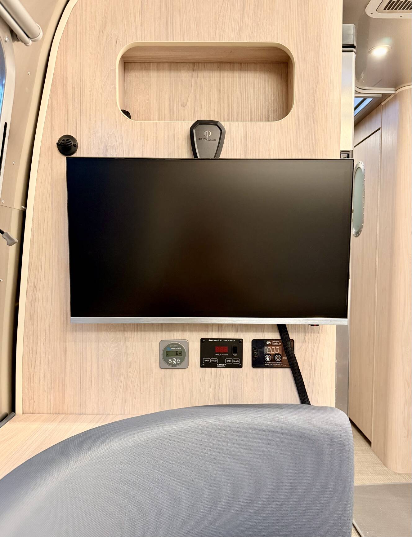 A photo of this 2025 Airstream GLOBETROTTER 27FBQ