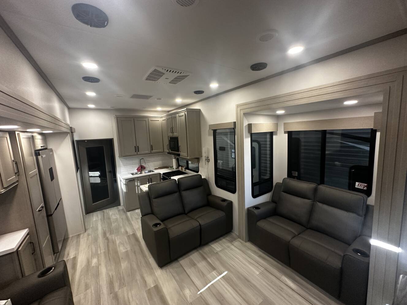 A photo of this 2025 Grand Design MOMENTUM G-CLASS 415G