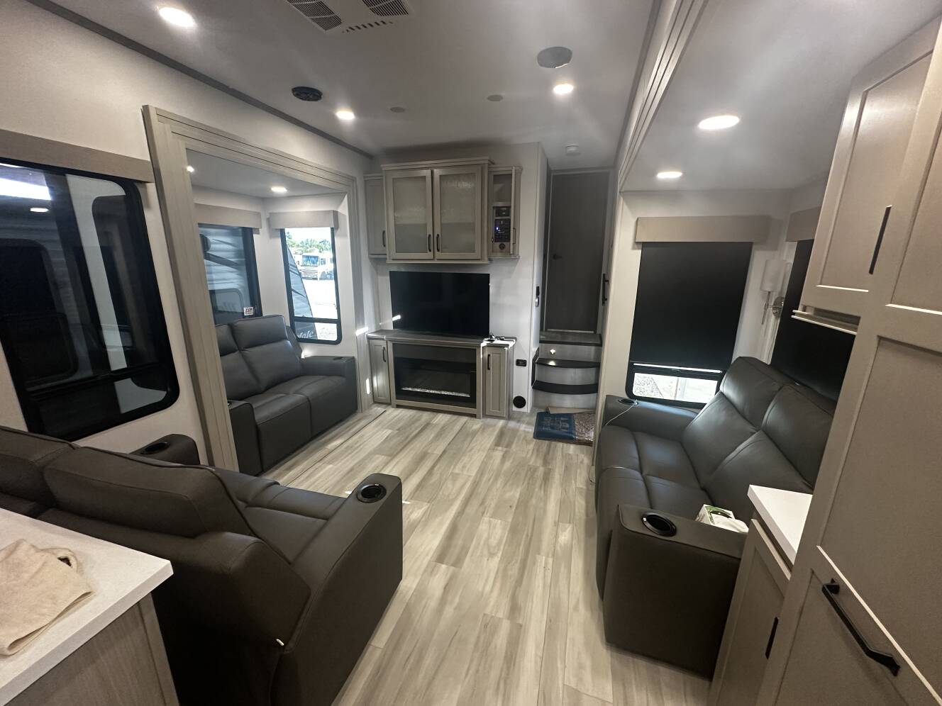 A photo of this 2025 Grand Design MOMENTUM G-CLASS 415G