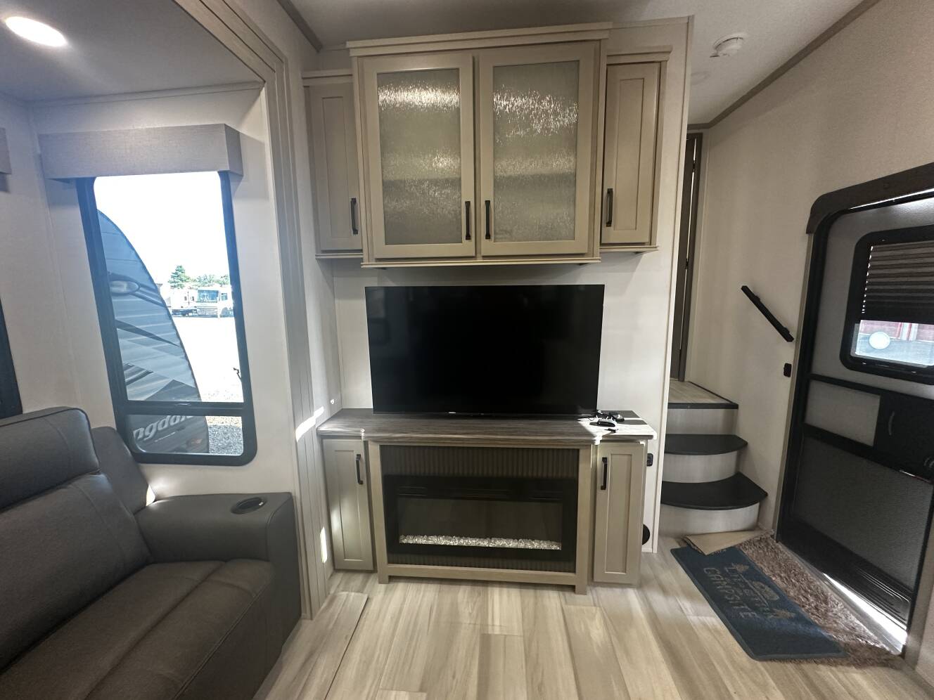 A photo of this 2025 Grand Design MOMENTUM G-CLASS 415G