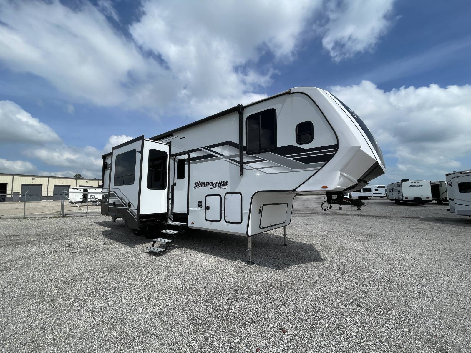 2025 Grand Design MOMENTUM G CLASS 320G in blue grass IA