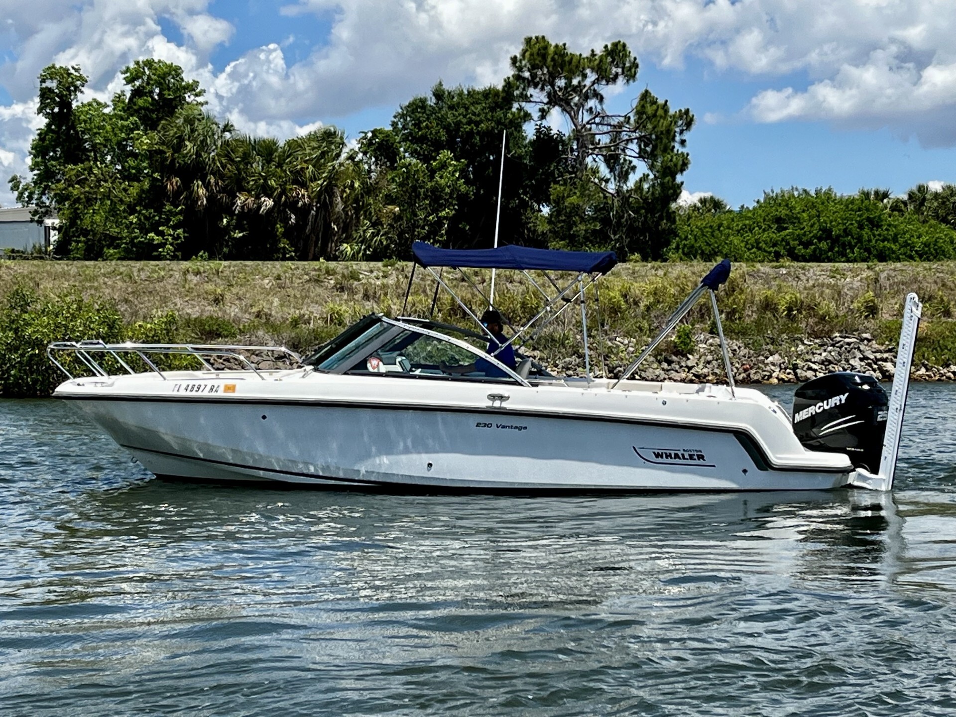 2015 Boston Whaler 230 VANTAGE in venice FL