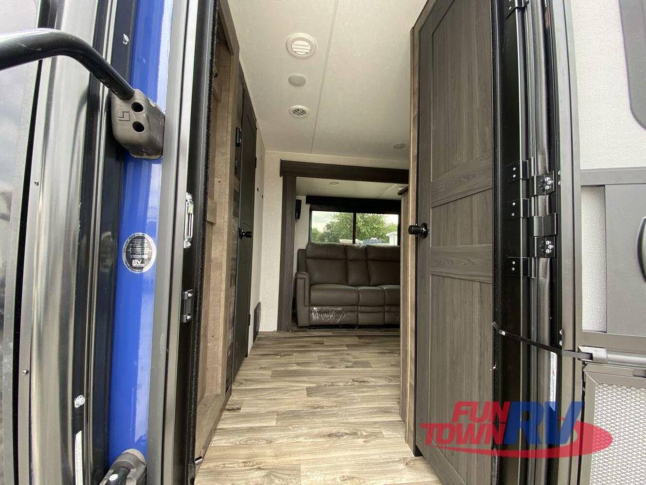 A photo of this 2024 Venture Rv Stratus SR261VRB