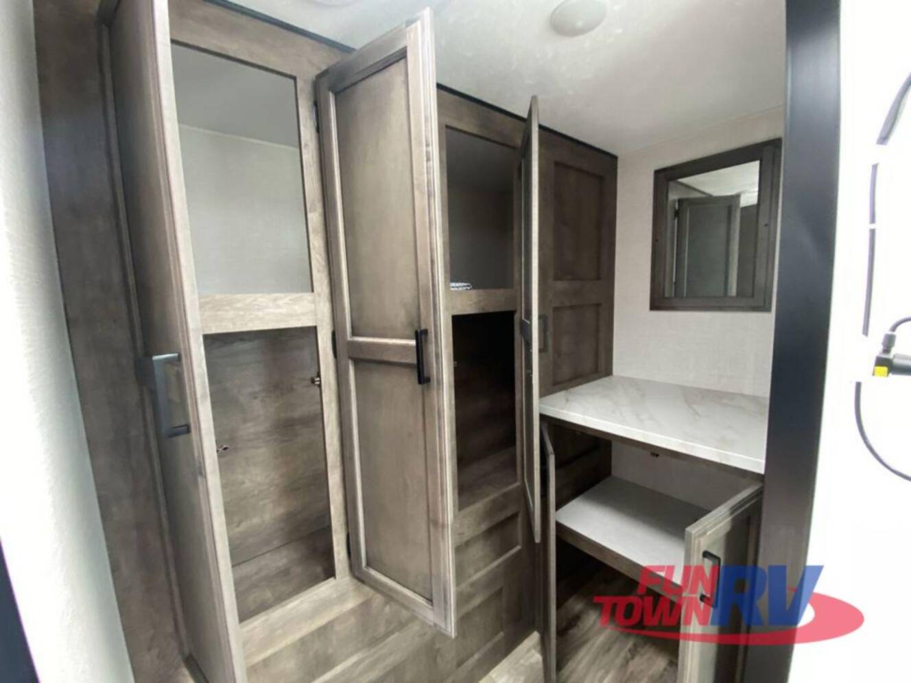 A photo of this 2024 Venture Rv Stratus SR261VRB
