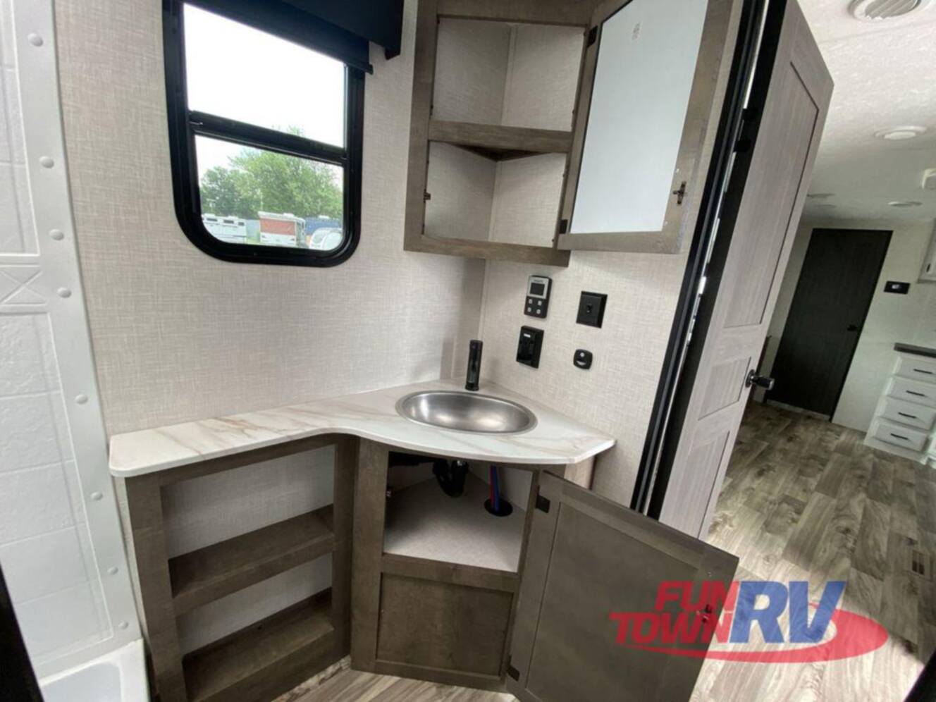 A photo of this 2024 Venture Rv Stratus SR261VRB