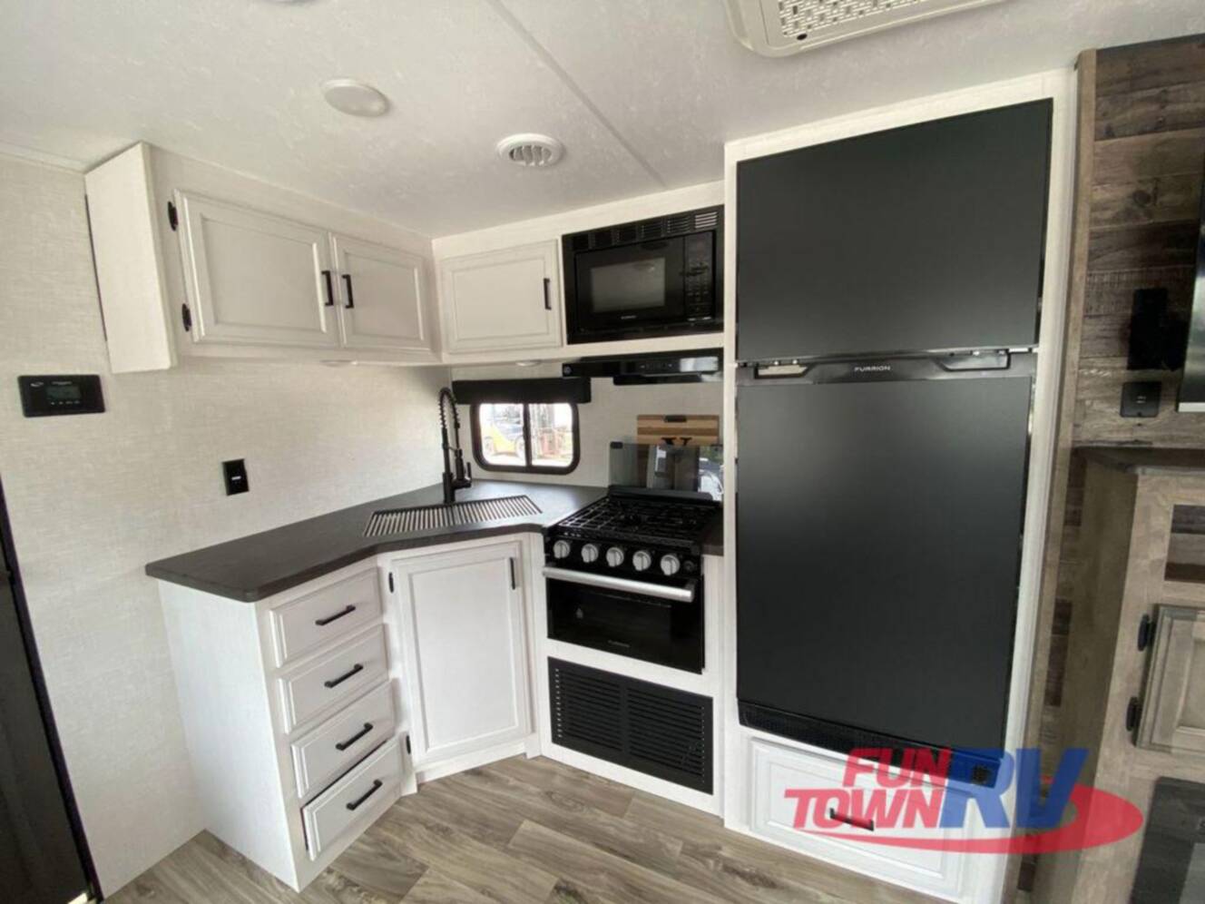 A photo of this 2024 Venture Rv Stratus SR261VRB