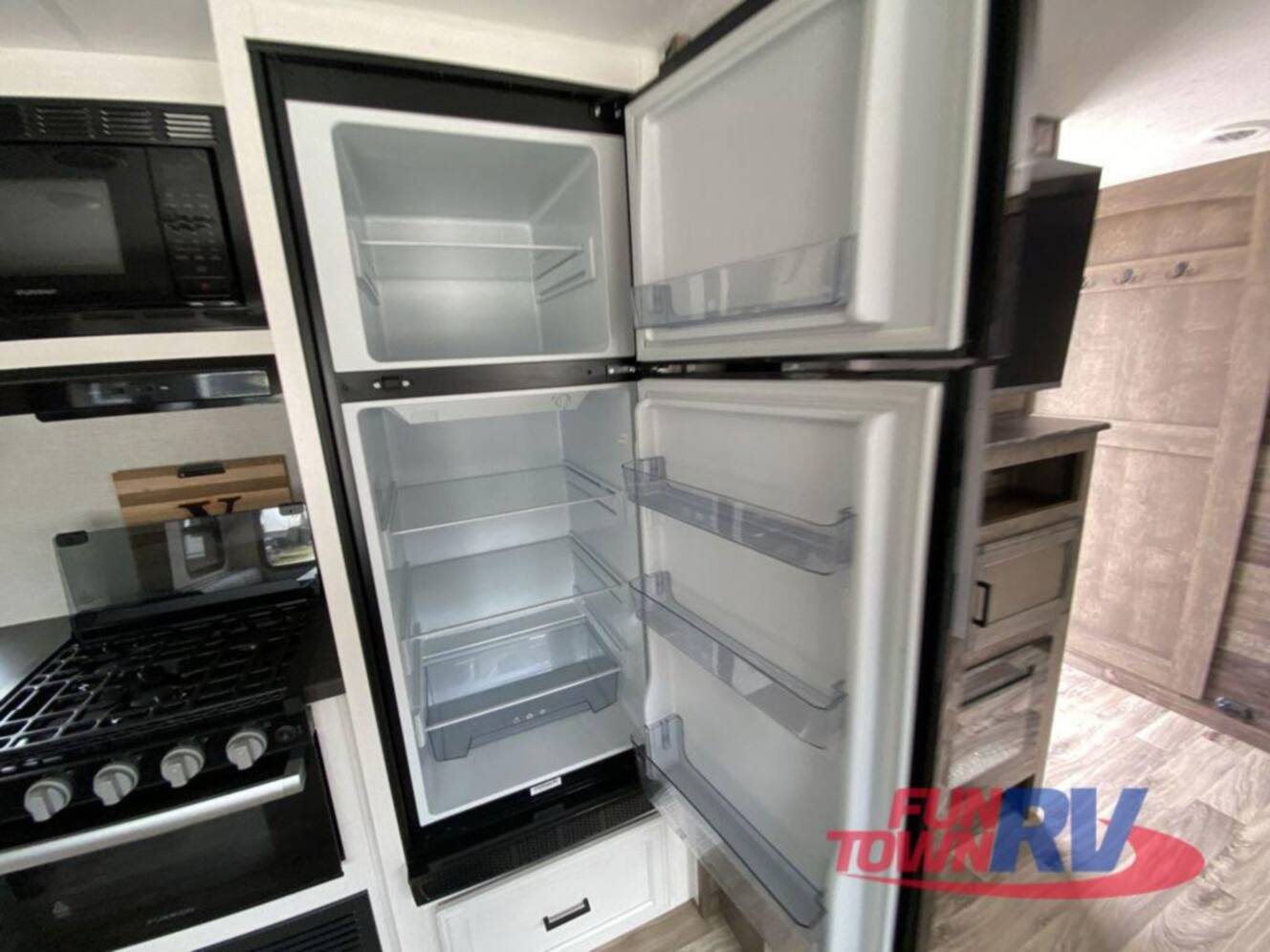 A photo of this 2024 Venture Rv Stratus SR261VRB