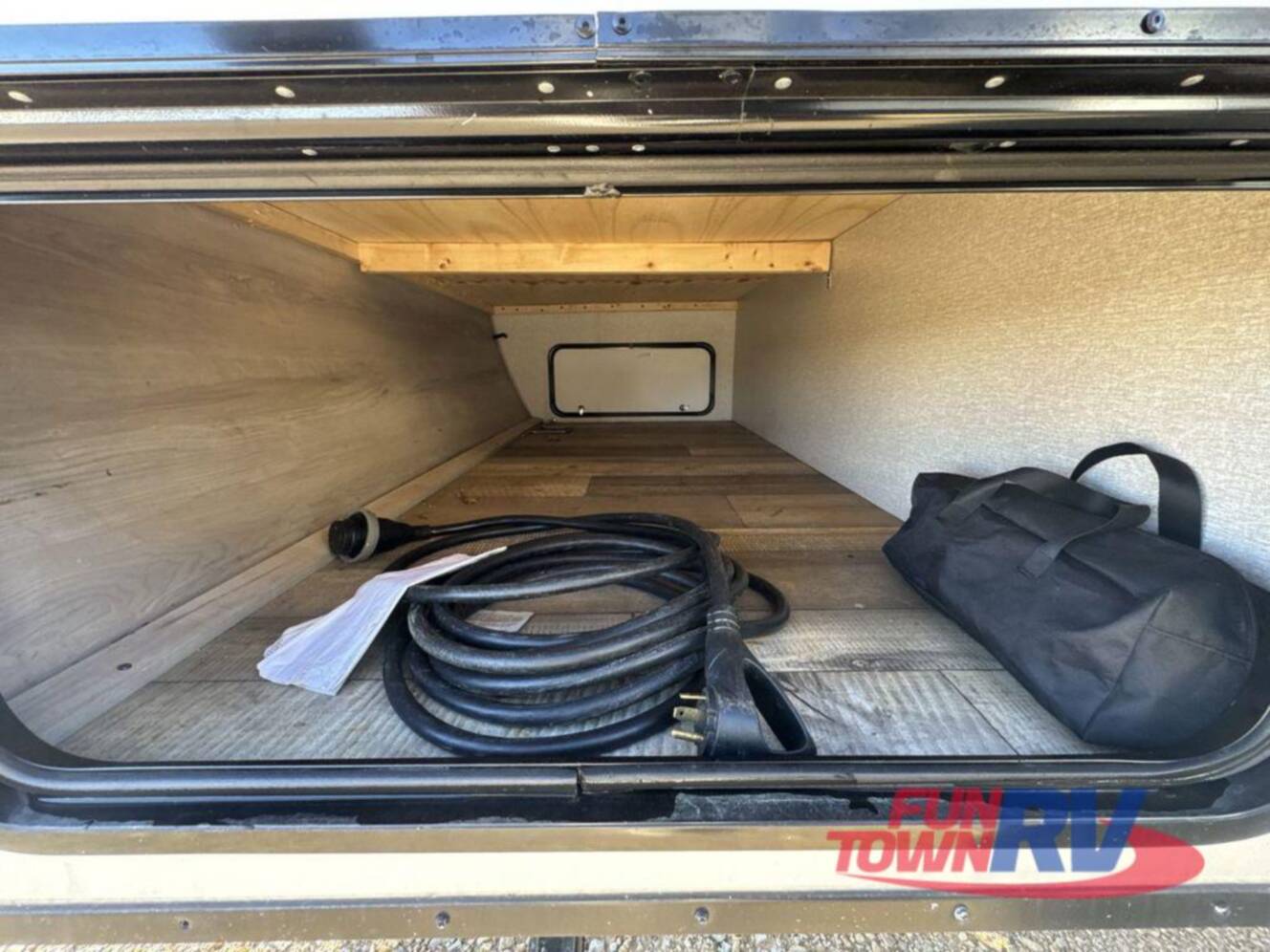 A photo of this 2022 Kz Escape E231BH