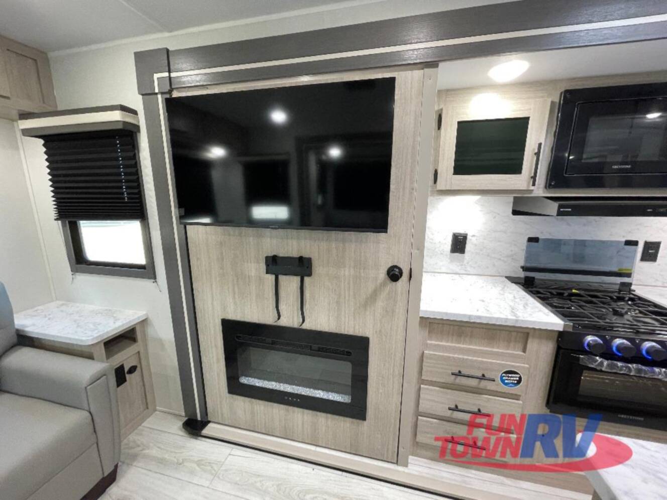 A photo of this 2026 East To West Della Terra 272RL