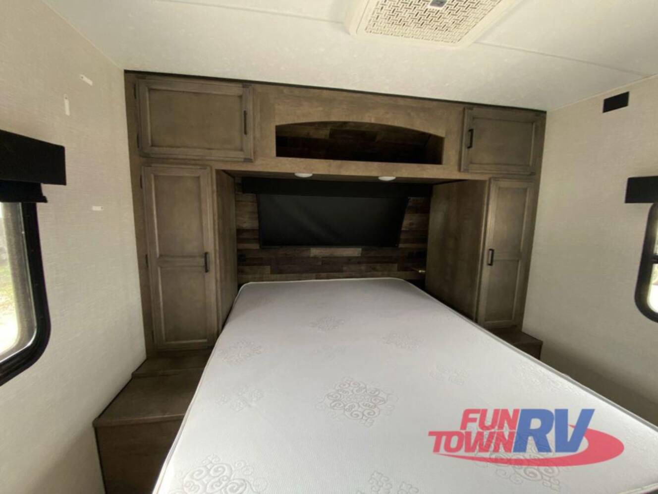 A photo of this 2024 Venture Rv Stratus SR261VRB