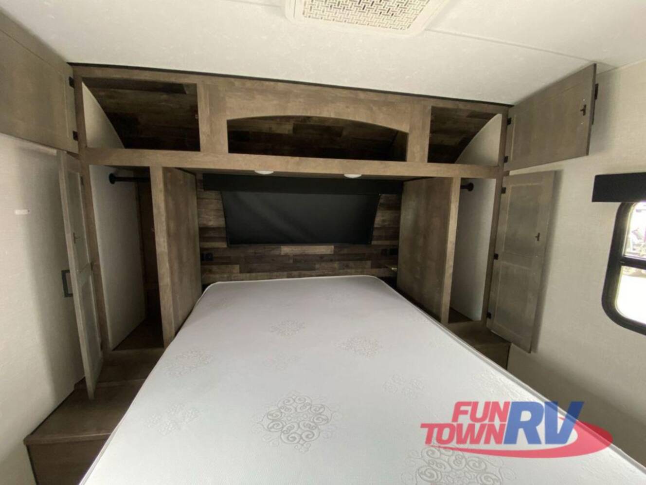 A photo of this 2024 Venture Rv Stratus SR261VRB