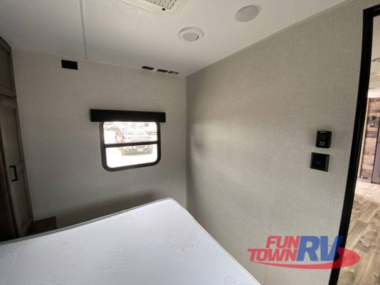 A photo of this 2024 Venture Rv Stratus SR261VRB
