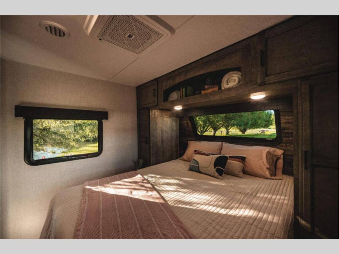 A photo of this 2024 Venture Rv Stratus SR261VRB