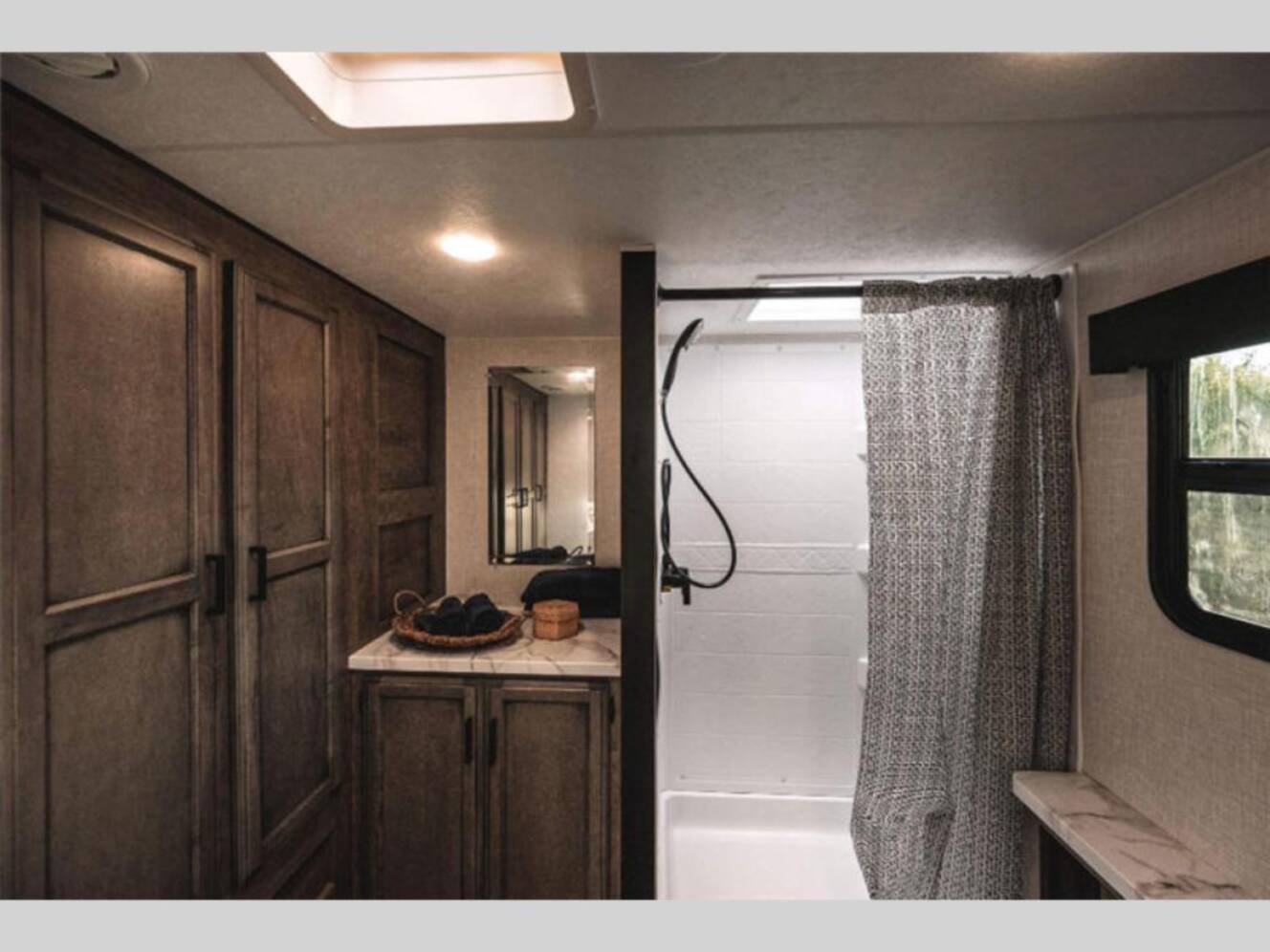 A photo of this 2024 Venture Rv Stratus SR261VRB