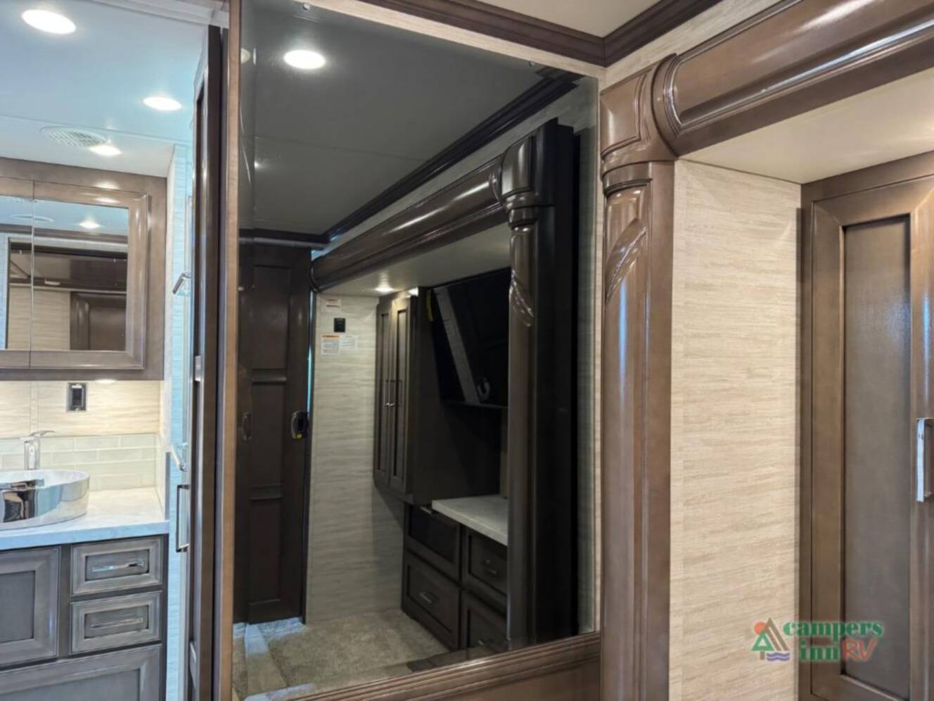 A photo of this 2025 Newmar Ventana 3809
