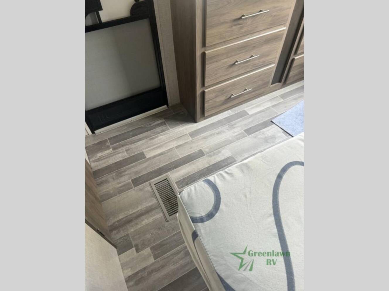 A photo of this 2023 Crossroads Rv Zinger ZR320FB