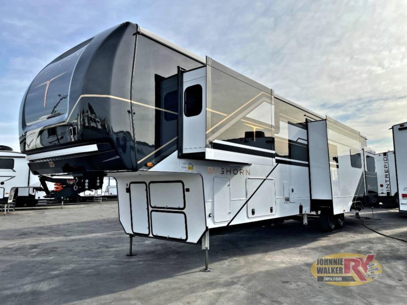A photo of this 2025 Heartland Bighorn 392DS