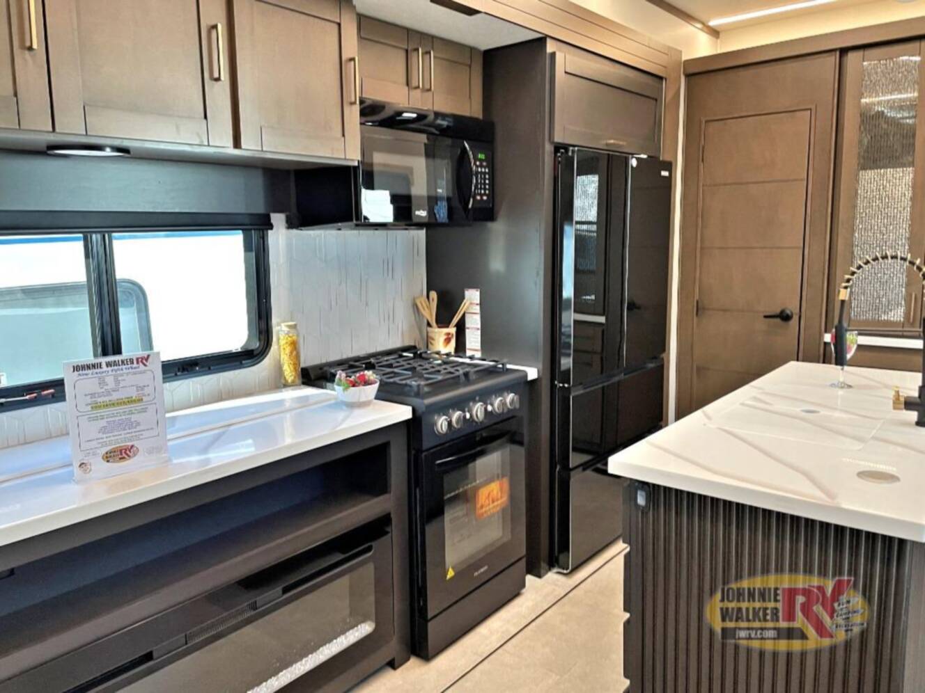 A photo of this 2025 Heartland Bighorn 392DS