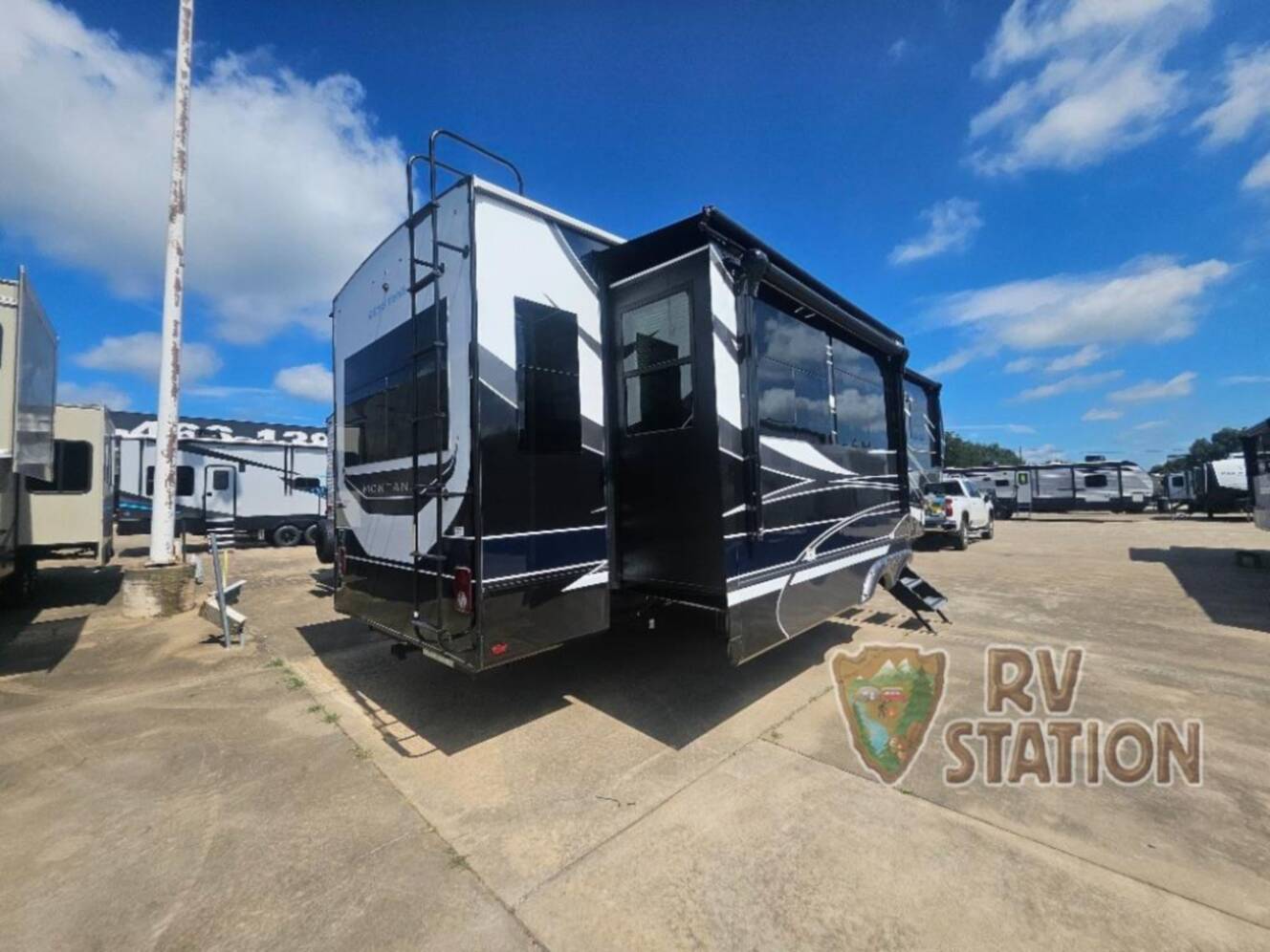 A photo of this 2026 Keystone Rv Montana 3231CK