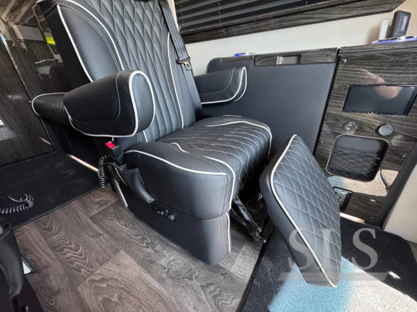 A photo of this 2026 Midwest Automotive Designs Luxe Cruiser D4 AWD