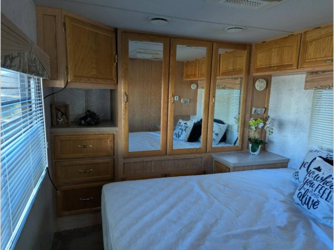 A photo of this 1998 Georgie Boy Cruise Master 3515