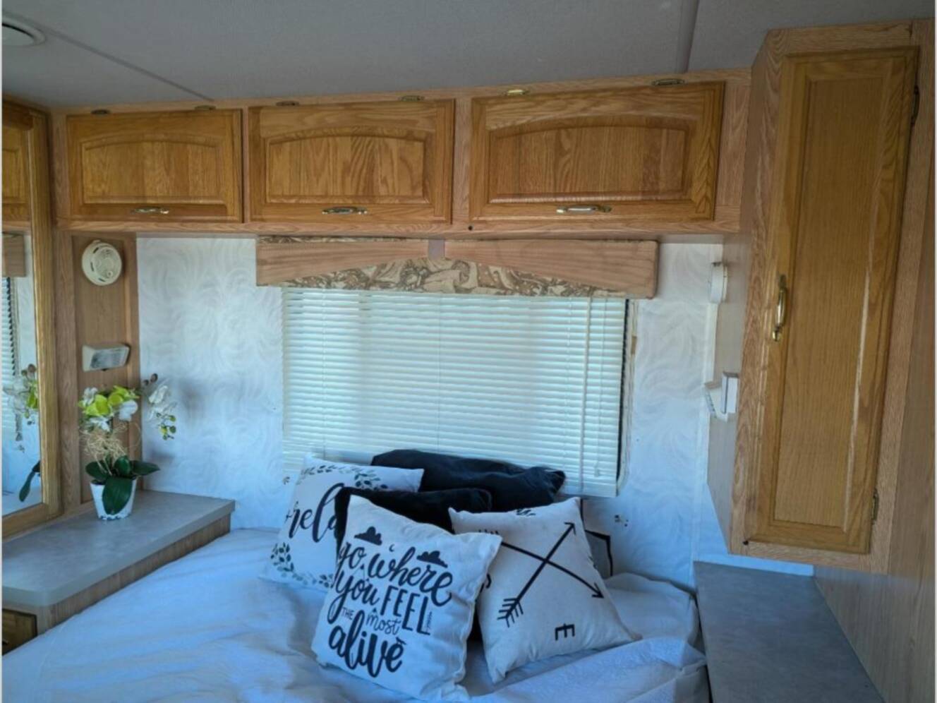 A photo of this 1998 Georgie Boy Cruise Master 3515