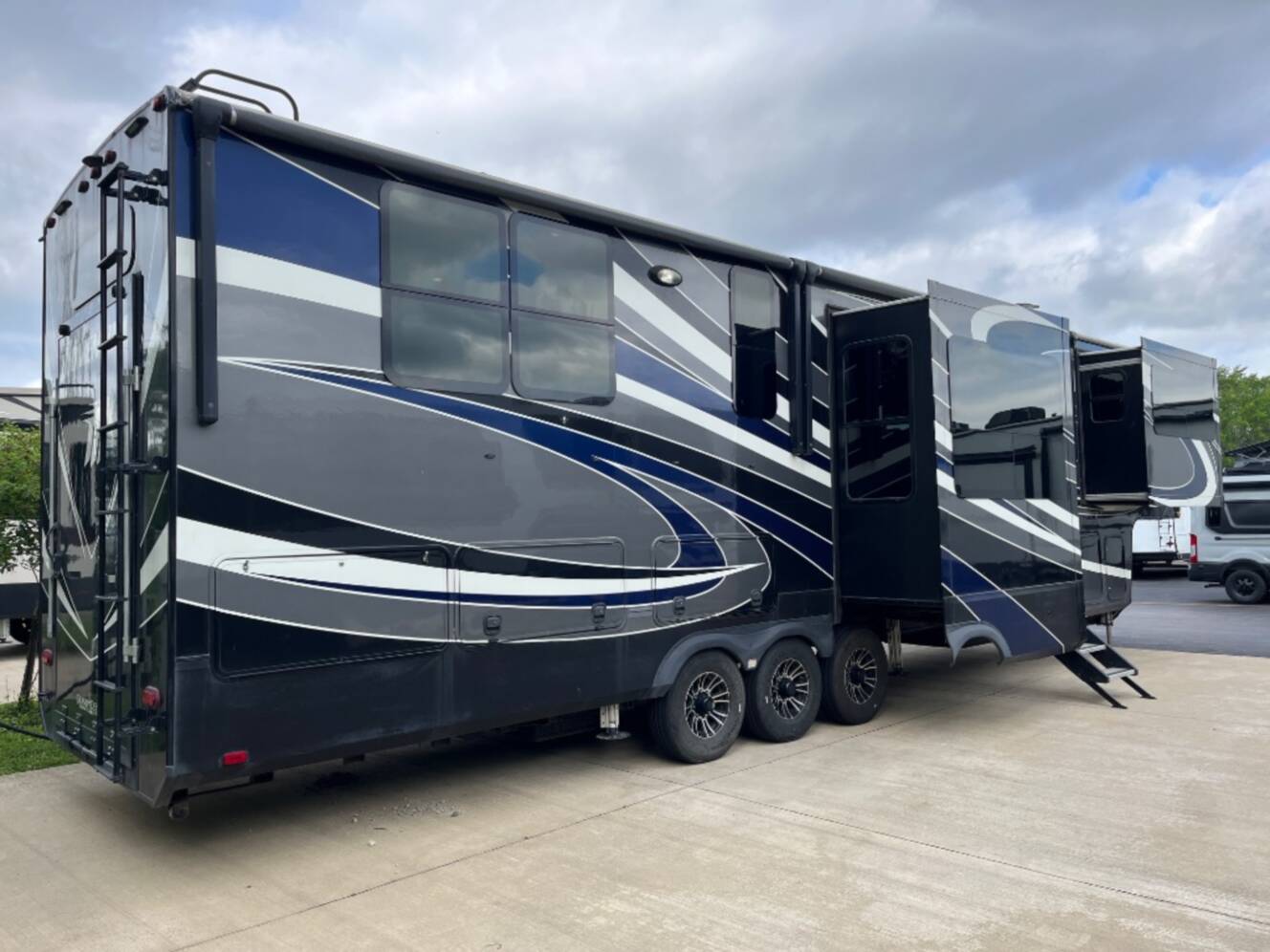 A photo of this 2018 Grand Design Momentum 376TH