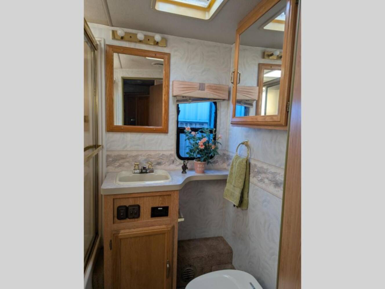 A photo of this 1998 Georgie Boy Cruise Master 3515