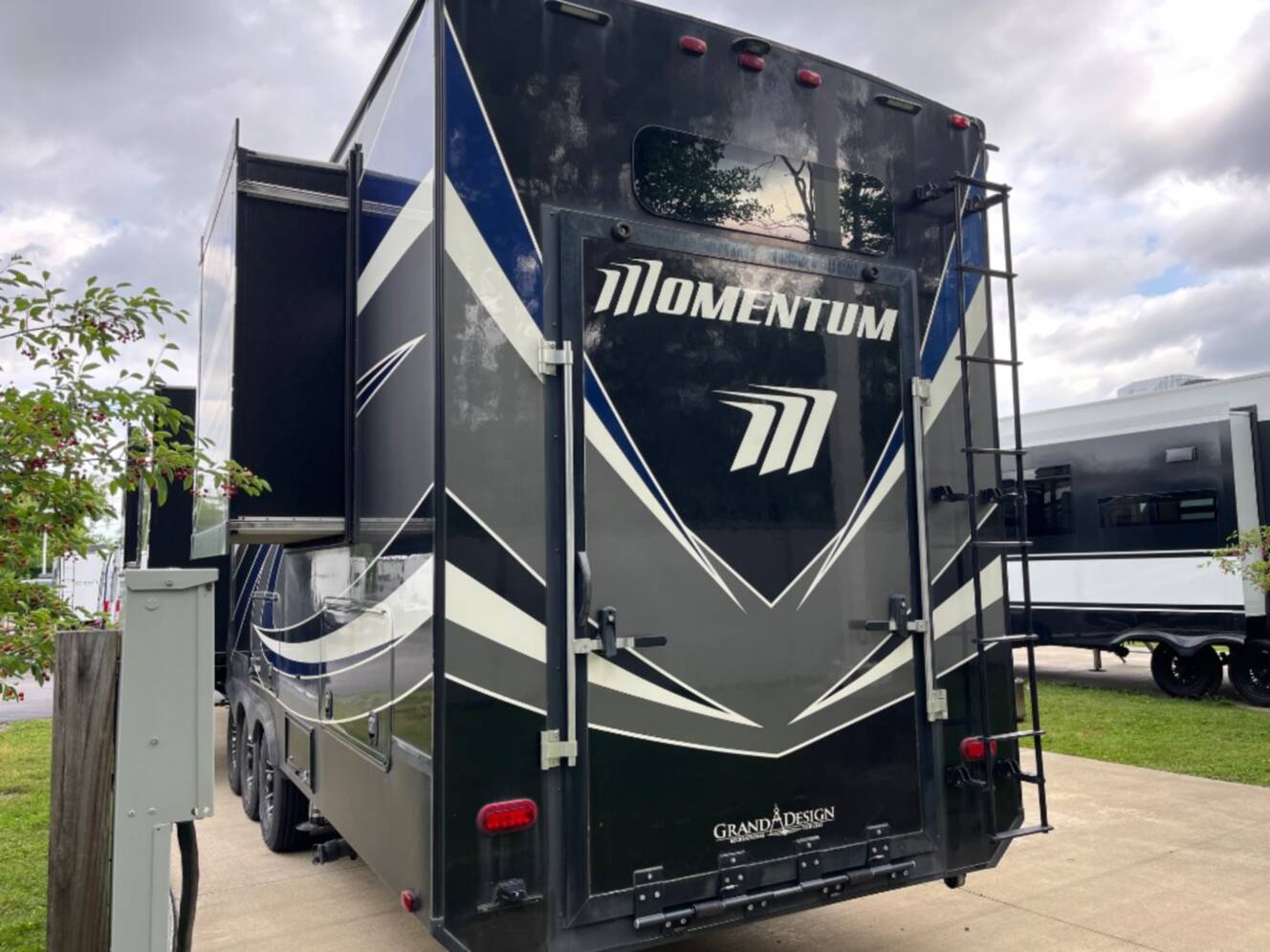 A photo of this 2018 Grand Design Momentum 376TH