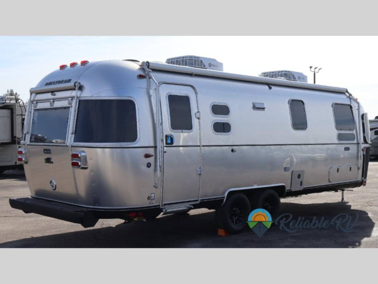 A photo of this 2026 Airstream Flying Cloud 27FB Twin