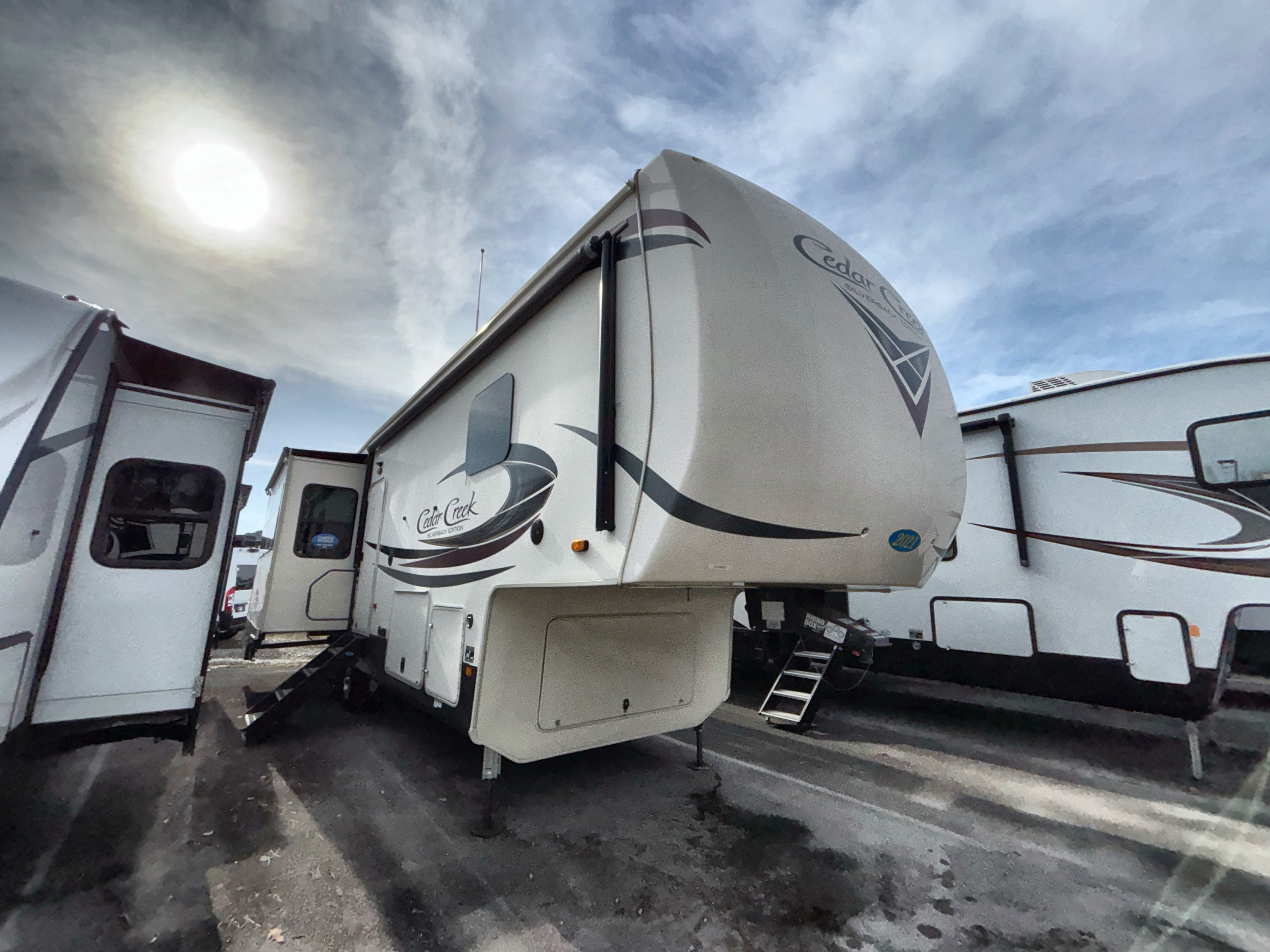 2021 Forest River CEDAR CREEK SILVERBACK 29RW RV