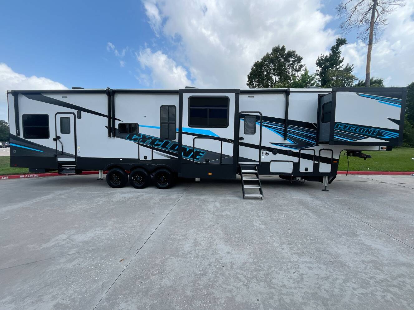 A photo of this 2025 Heartland CYCLONE 4008