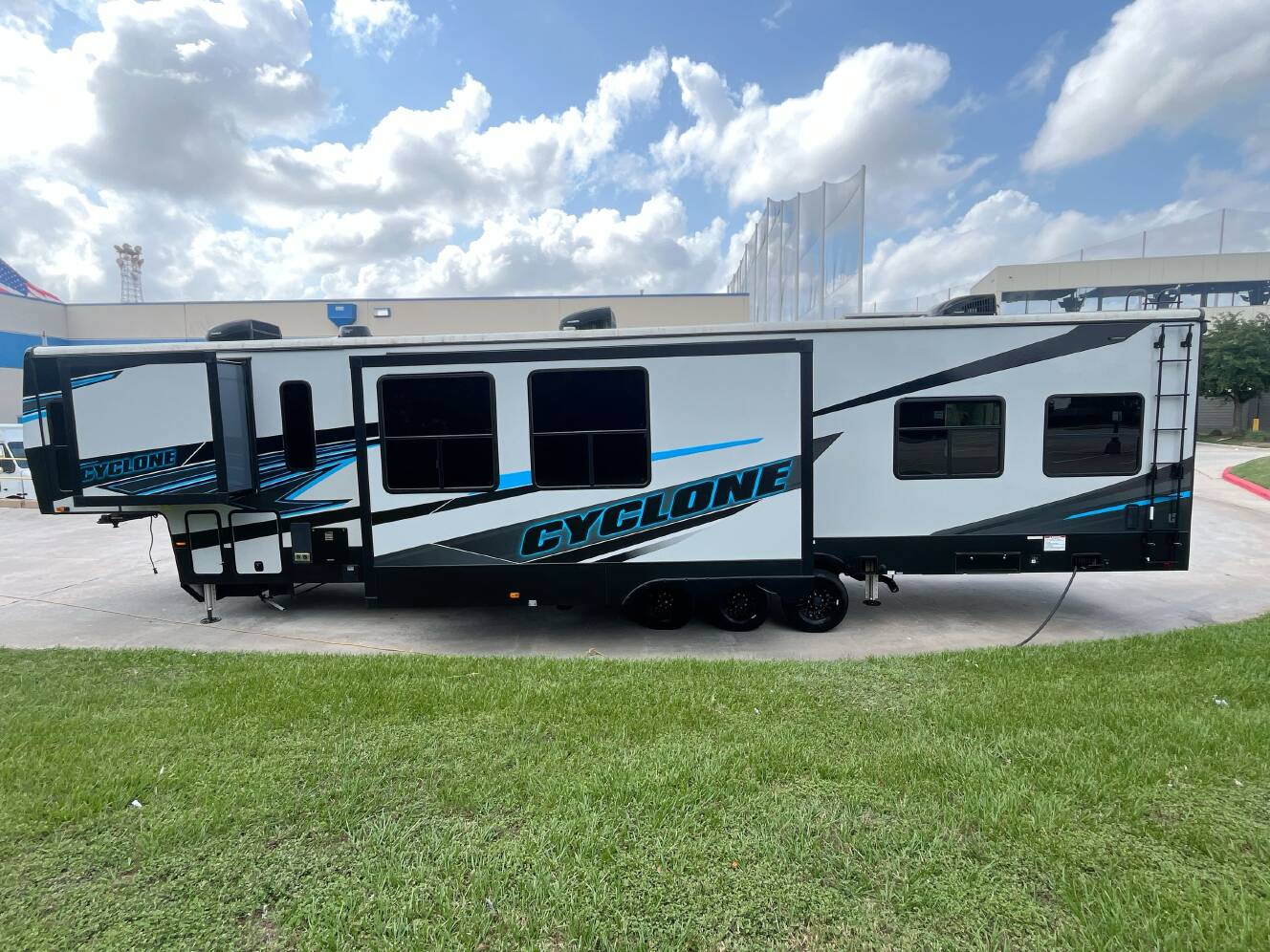 A photo of this 2025 Heartland CYCLONE 4008
