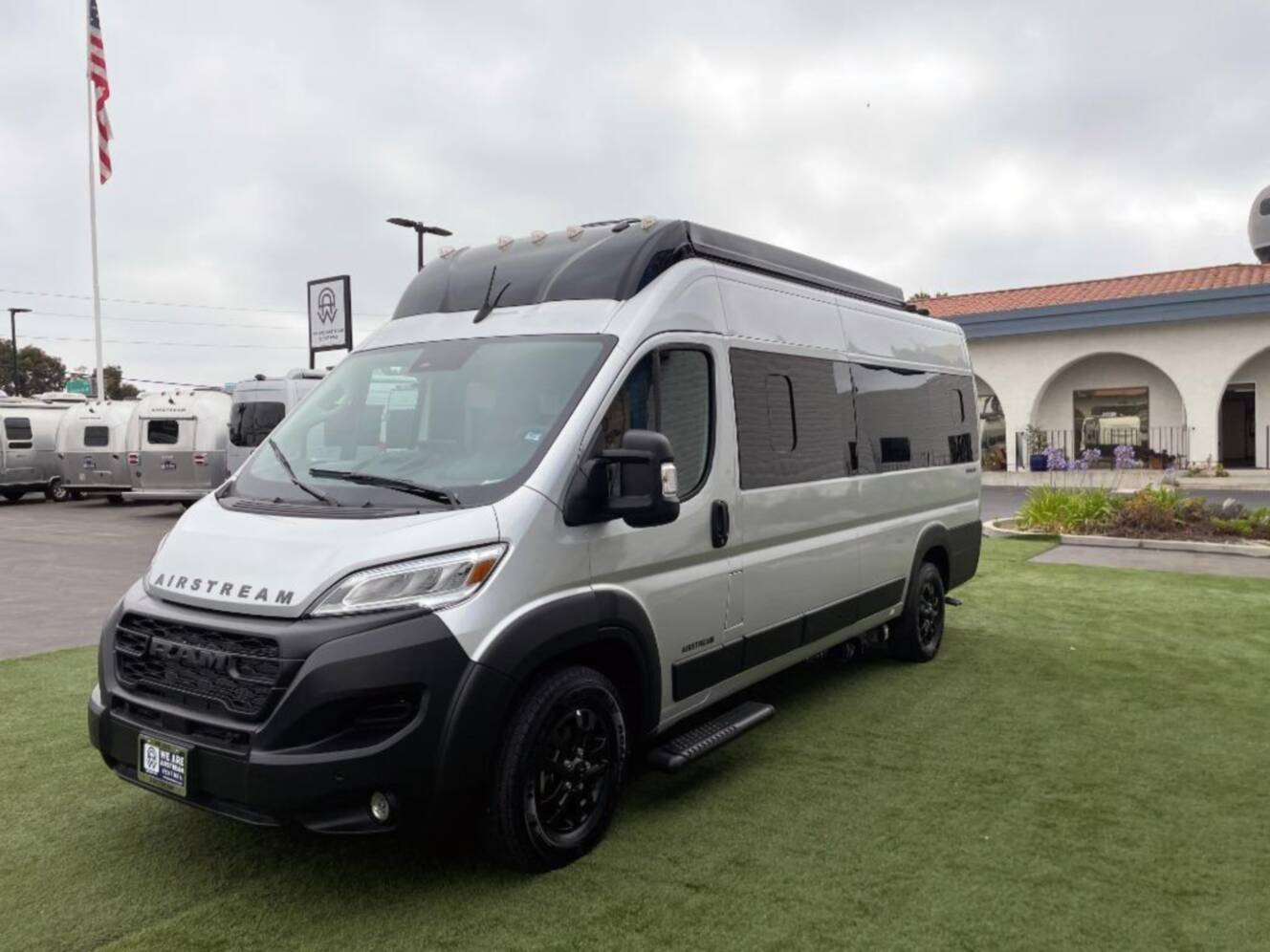 A photo of this 2026 Airstream Rangeline POP TOP