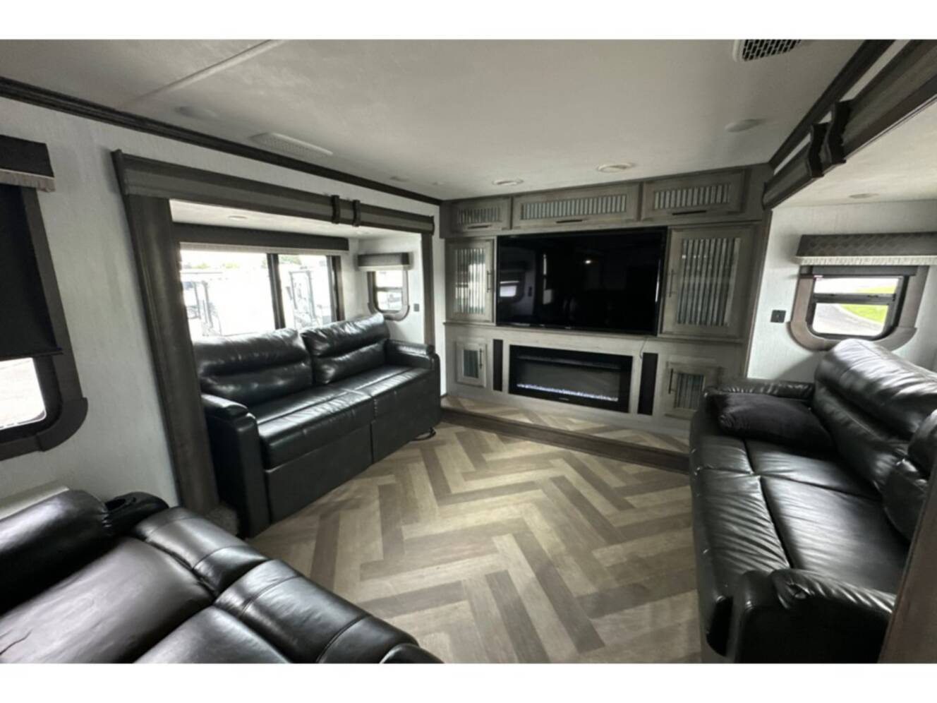 A photo of this 2021 Heartland BIG COUNTRY 3902FL