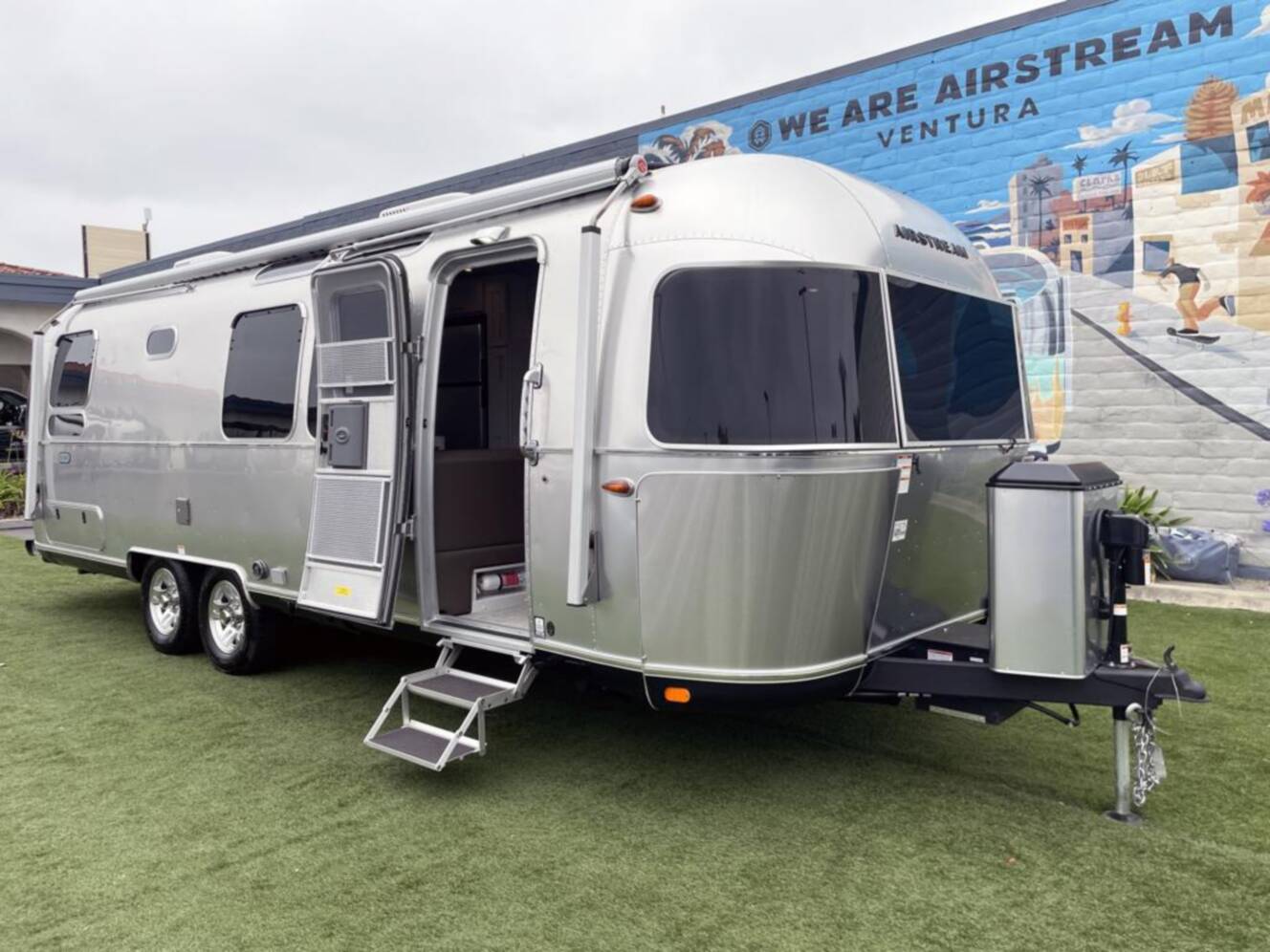 A photo of this 2026 Airstream Classic 28 RBT