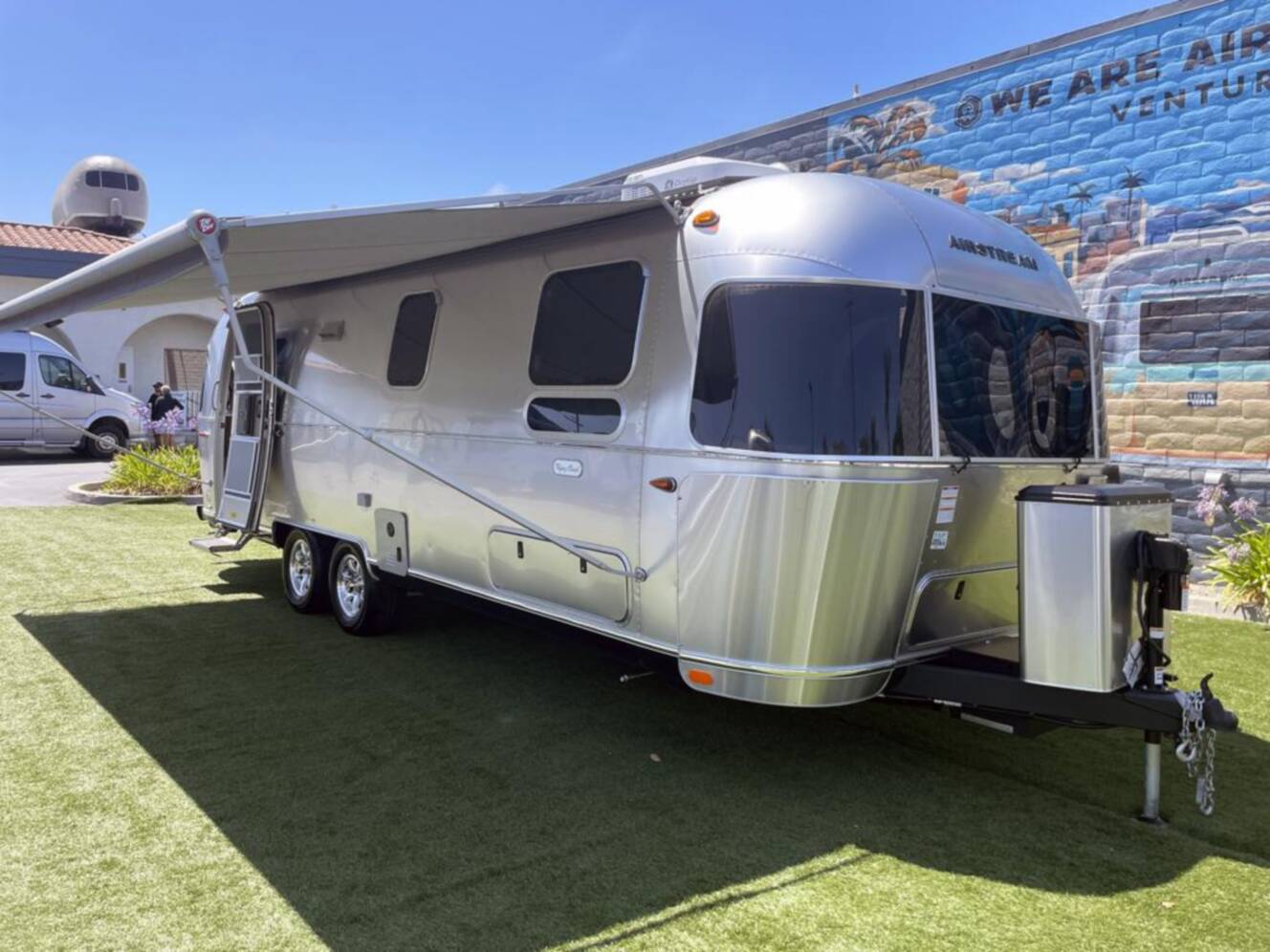 A photo of this 2026 Airstream Flying Cloud 27FB