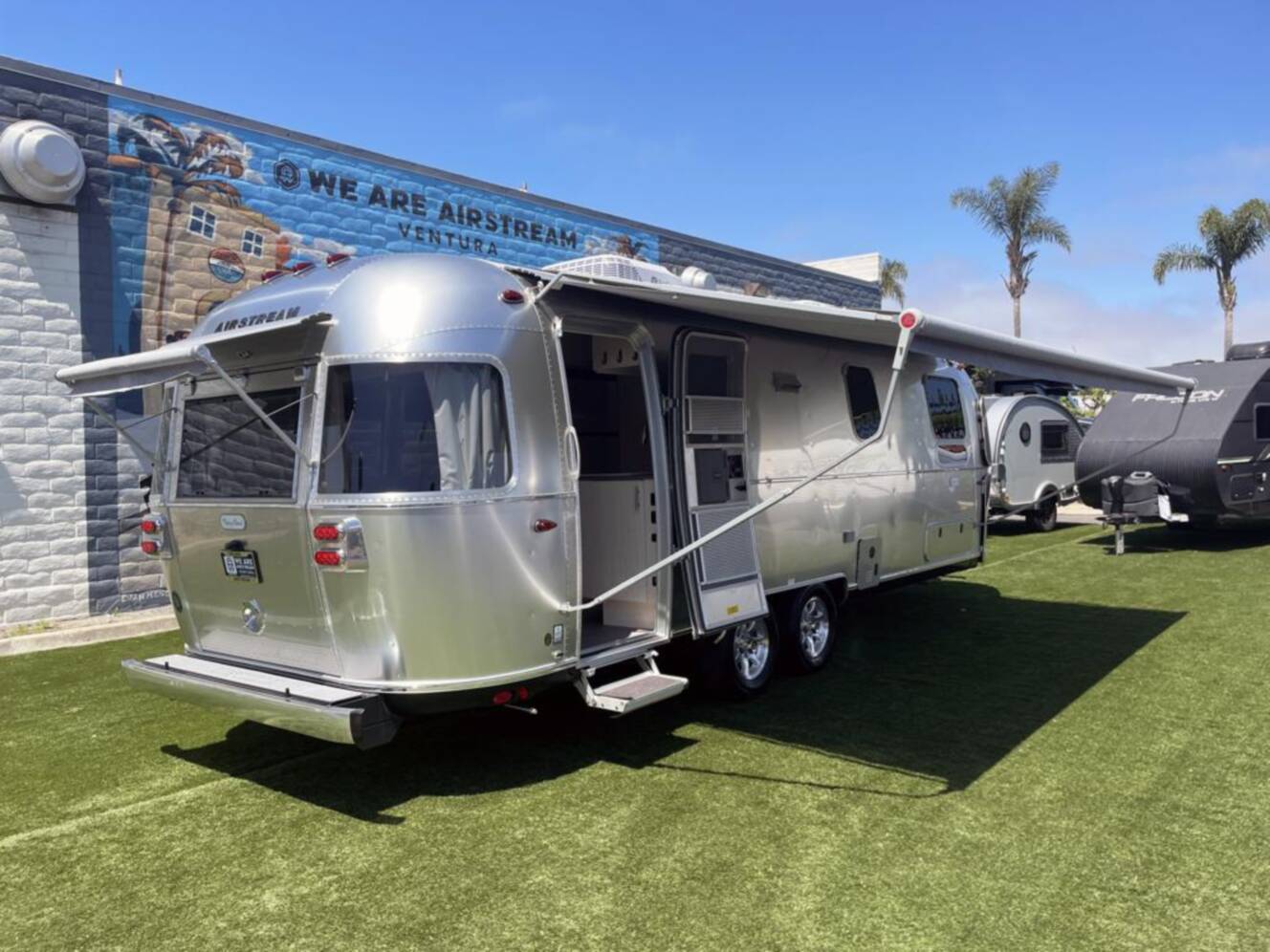 A photo of this 2026 Airstream Flying Cloud 27FB